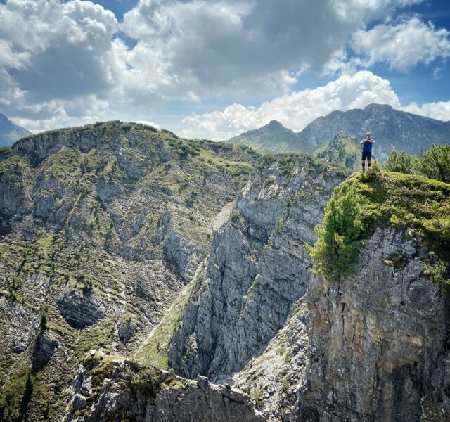 Mann beim Bergwandern im Zillertal Hotel Theresa