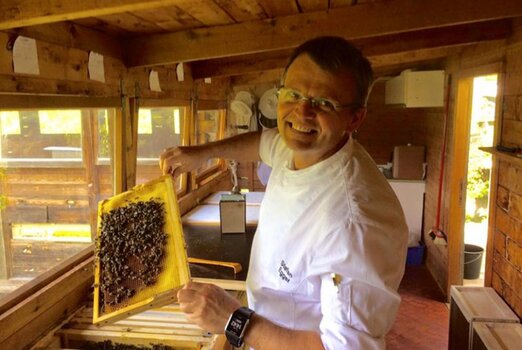 Ein Bienenhaus steht für die Imkerei im Hotel Theresa im Zillertal