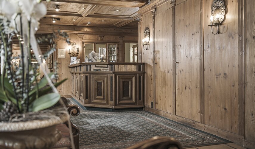 Die Rezeption des Hotel Theresa im Zillertal ist einladend gestaltet
