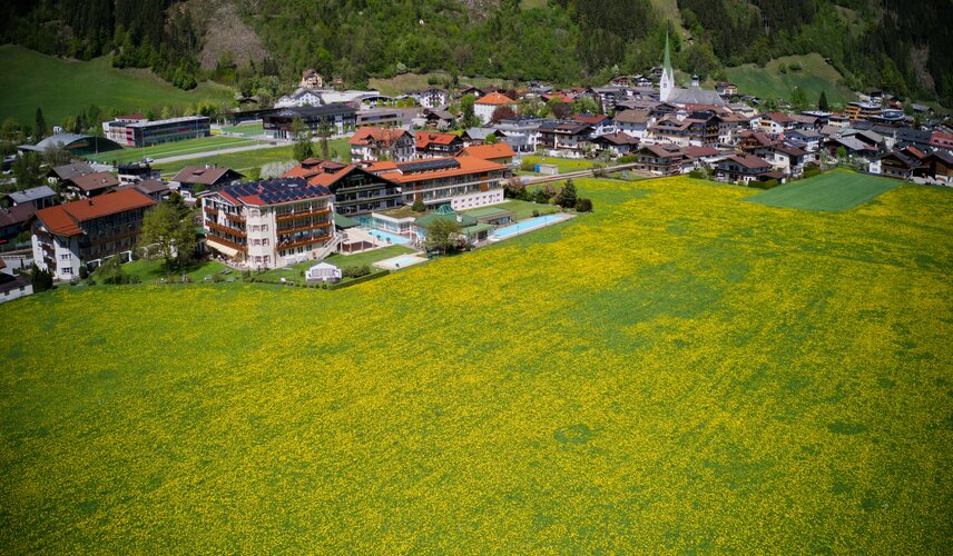Eine Vogelperspektive zeigt das Zillertal im Frühling mit dem Hotel Theresa
