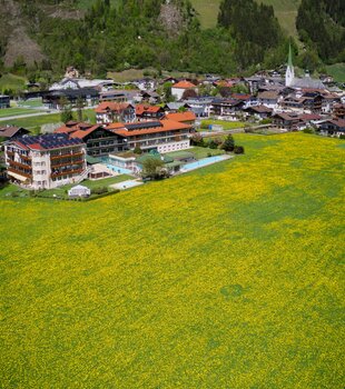 Eine Vogelperspektive zeigt das Zillertal im Frühling mit dem Hotel Theresa