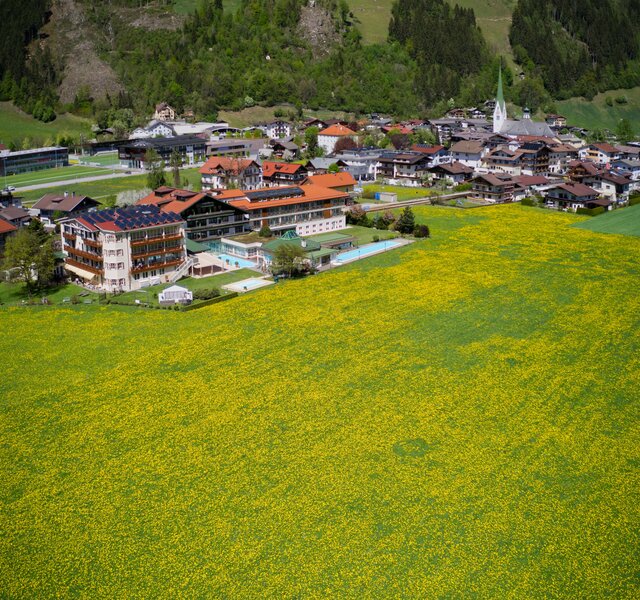 Aussenansicht Drohnenaufnahme Frühling Hotel Theresa Zillertal