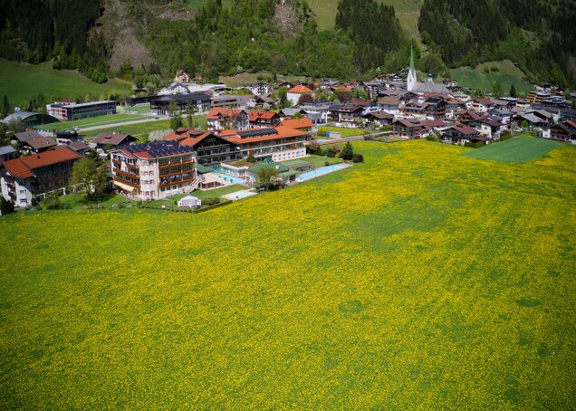 Aussenansicht Drohnenaufnahme Frühling Hotel Theresa Zillertal