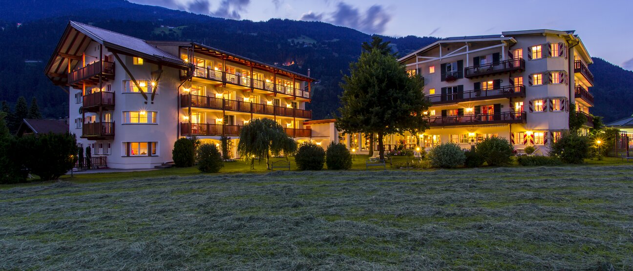 Eine Hausansicht des Hotel Theresa im Zillertal bei Abendstimmung