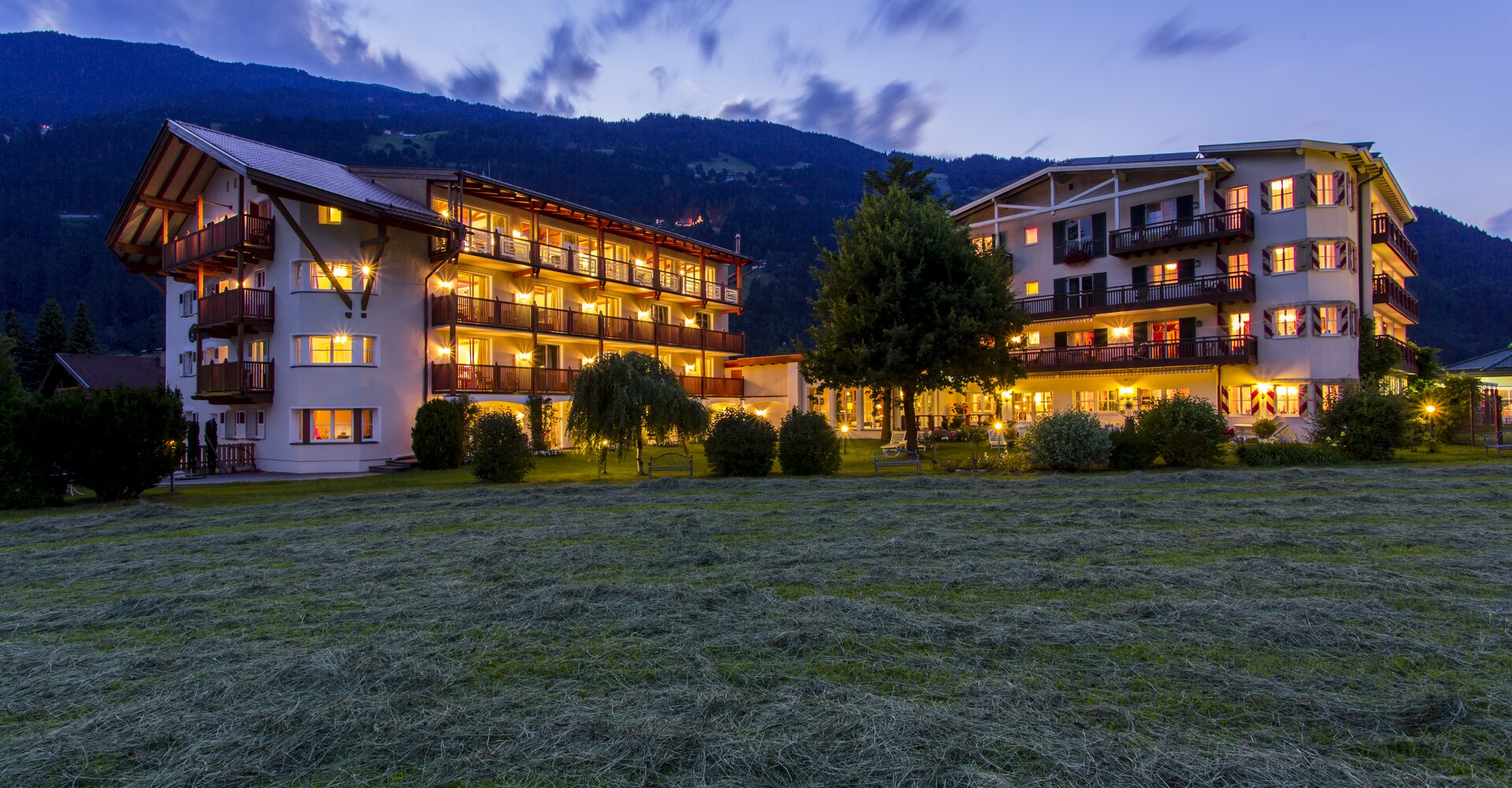 Hausansicht Abendstimmung Sommer Hotel Theresa Zillertal