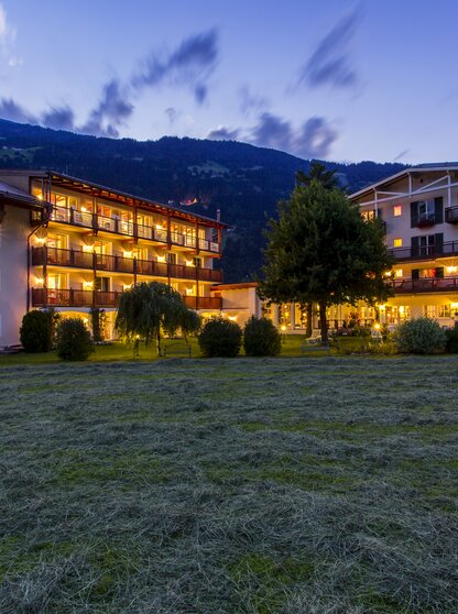 Hausansicht Abendstimmung Sommer Hotel Theresa Zillertal