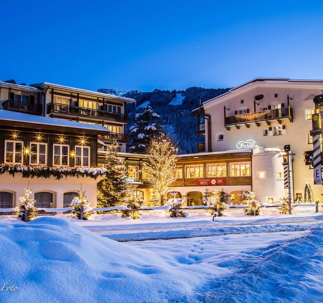 Hausansicht Winter Dämmerung Hotel Theresa Zillertal