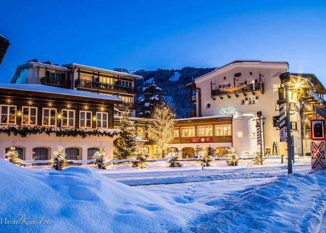 Hausansicht Winter Dämmerung Hotel Theresa Zillertal