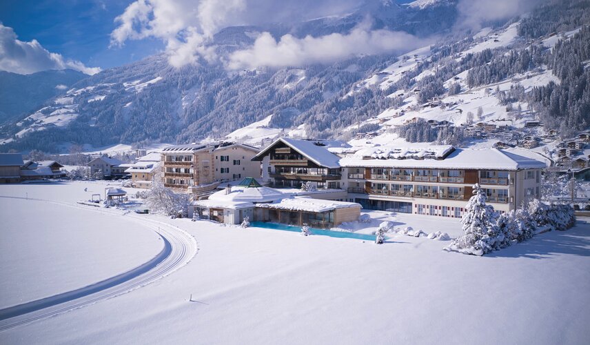 Aussenansicht Winter Drohnenaufnahme Hotel Theresa Zillertal