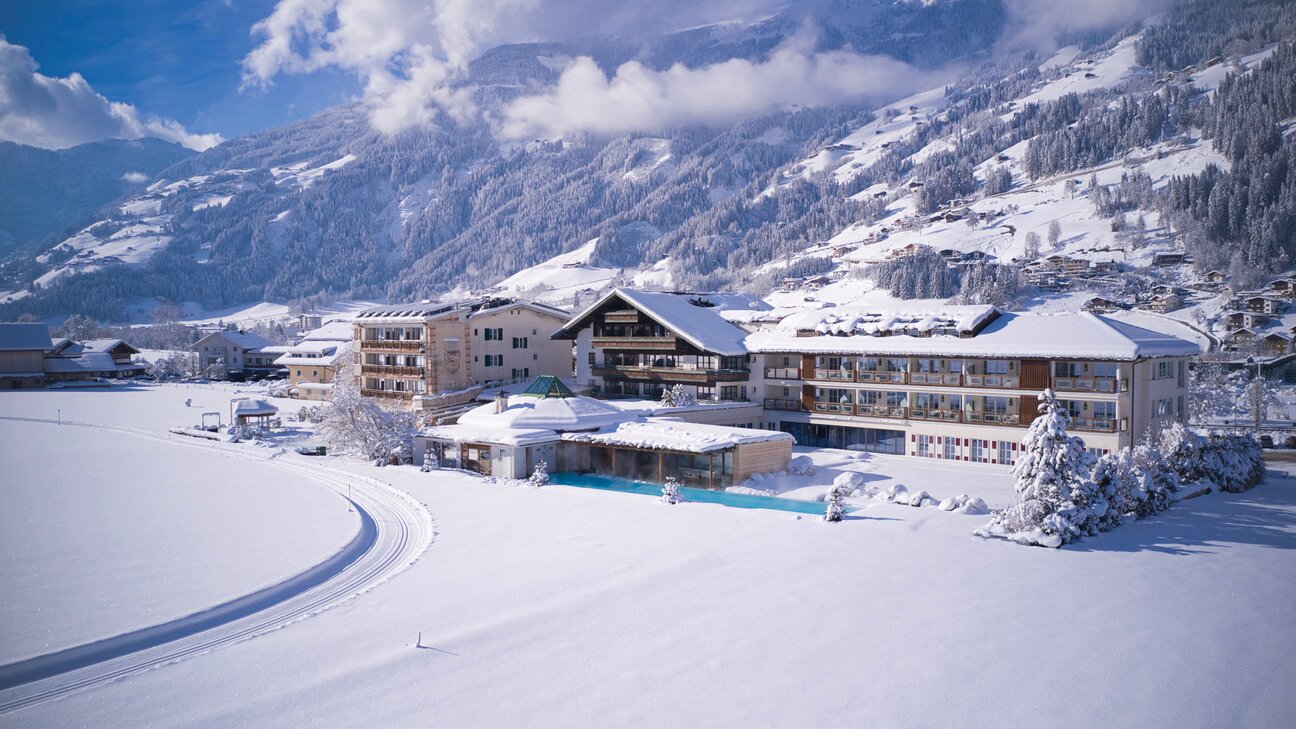 Aussenansicht Winter Drohnenaufnahme Hotel Theresa Zillertal