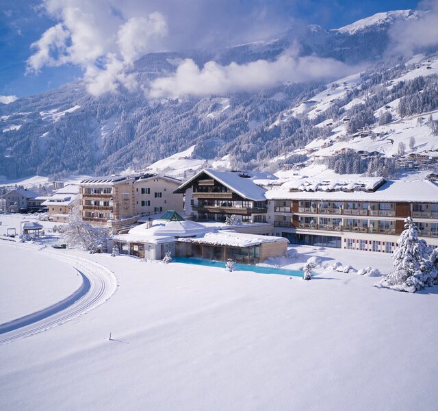 Aussenansicht Winter Drohnenaufnahme Hotel Theresa Zillertal