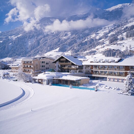 Aussenansicht Winter Drohnenaufnahme Hotel Theresa Zillertal