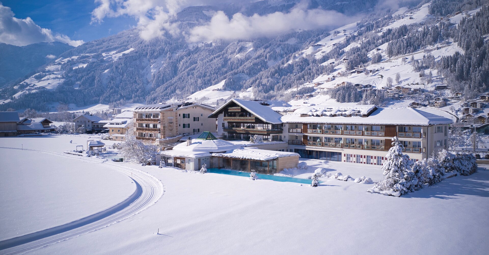 Aussenansicht des Hotel Theresa im Zillertal im Winter mit Loipe