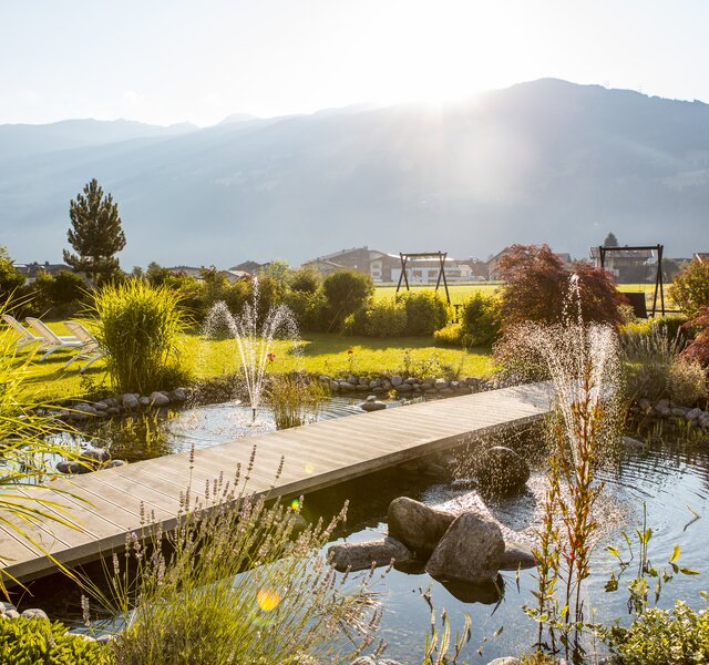 Aussenbereich Garten der Stille mit Teich Sommer Hotel Theresa Zillertal