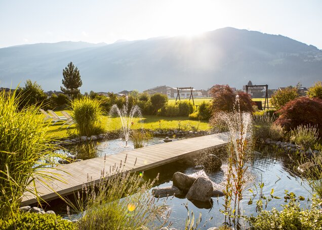 Aussenbereich Garten der Stille mit Teich Sommer Hotel Theresa Zillertal