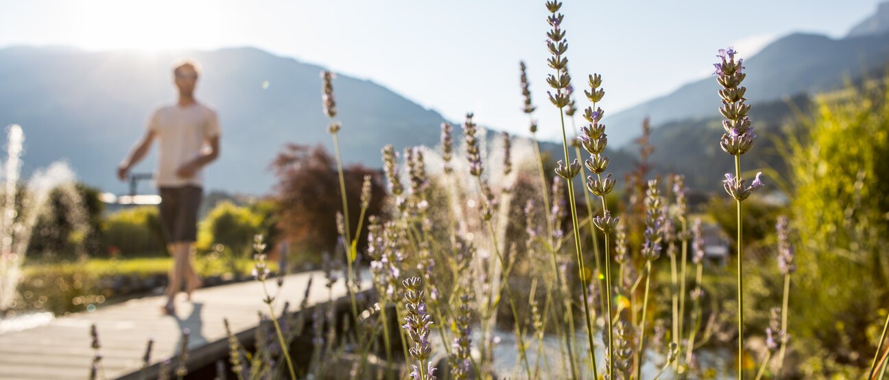 Garten der Stille Teich mit Mann Detailbild Hotel Theresa Zillertal