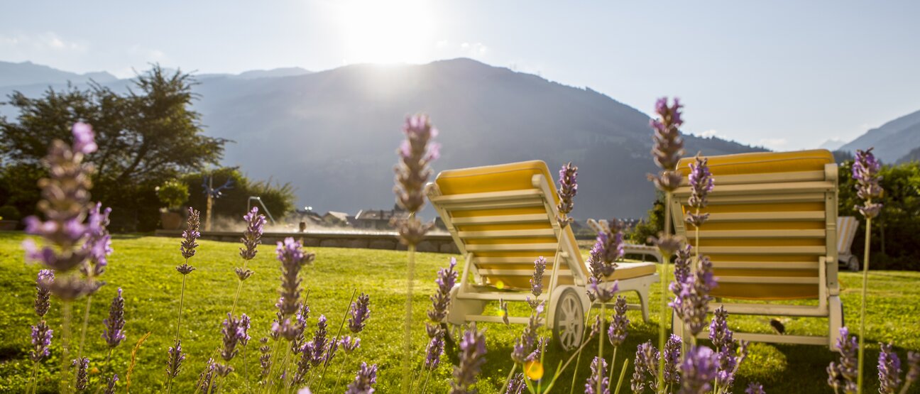 Sonnenliegestühle im Garten der Stille Hotel Theresa im Zillertal