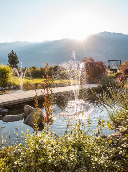 Ein Springbrunnen im Teichgarten des Zillertaler Hotels Theresa