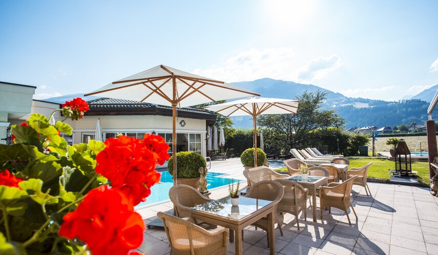 Blumen und Sonnenschein schmücken die Terrasse des  Hotel Theresa