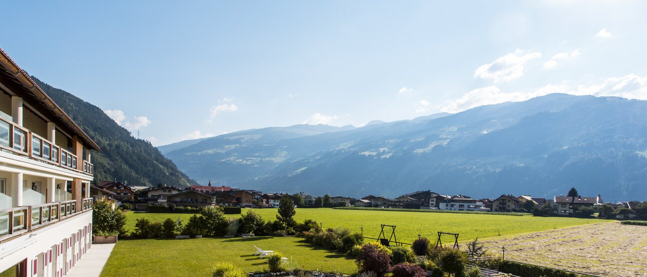 Der Garten der Stille im Sommer ist im Hotel Theresa im Zillertal zu sehen