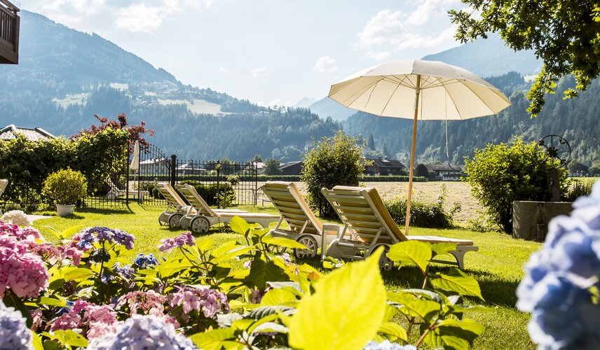 Blumen blühen im Garten im Sommer im Hotel Theresa im Zillertal