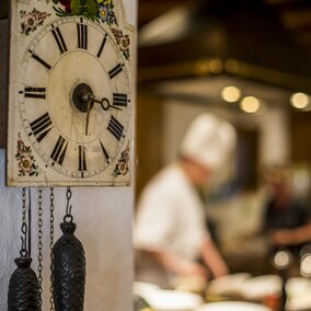 Uhr am Buffet Detailbild Hotel Theresa Zillertal