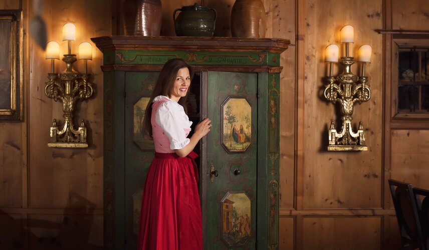 Theresa steht in einer Stube im Zillertal Hotel Theresa