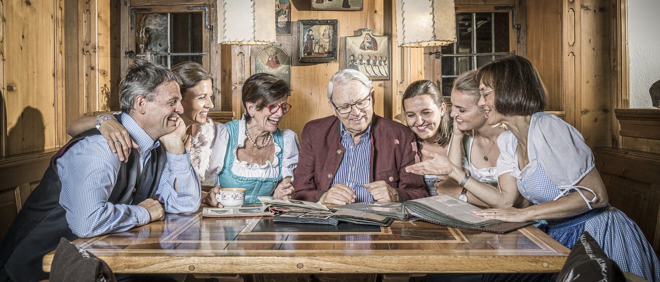 Drei Generationen der Familie Egger sind im Zillertal im Hotel Theresa im Zillertal zu sehen