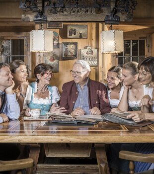 Mehrere Generationen sitzen an einem Tisch im Hotel Theresa im Zillertal