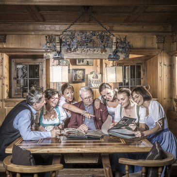 Gastgeberfamilie Egger 3 Generationen Stammtisch Hotel Theresa Zillertal