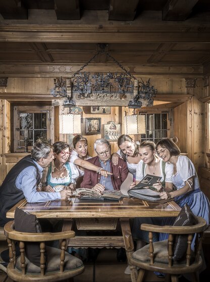 Gastgeberfamilie Egger 3 Generationen Stammtisch Hotel Theresa Zillertal