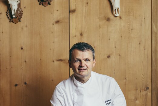 Stefan Egger in der Stube des Hotel Theresa im Zillertal