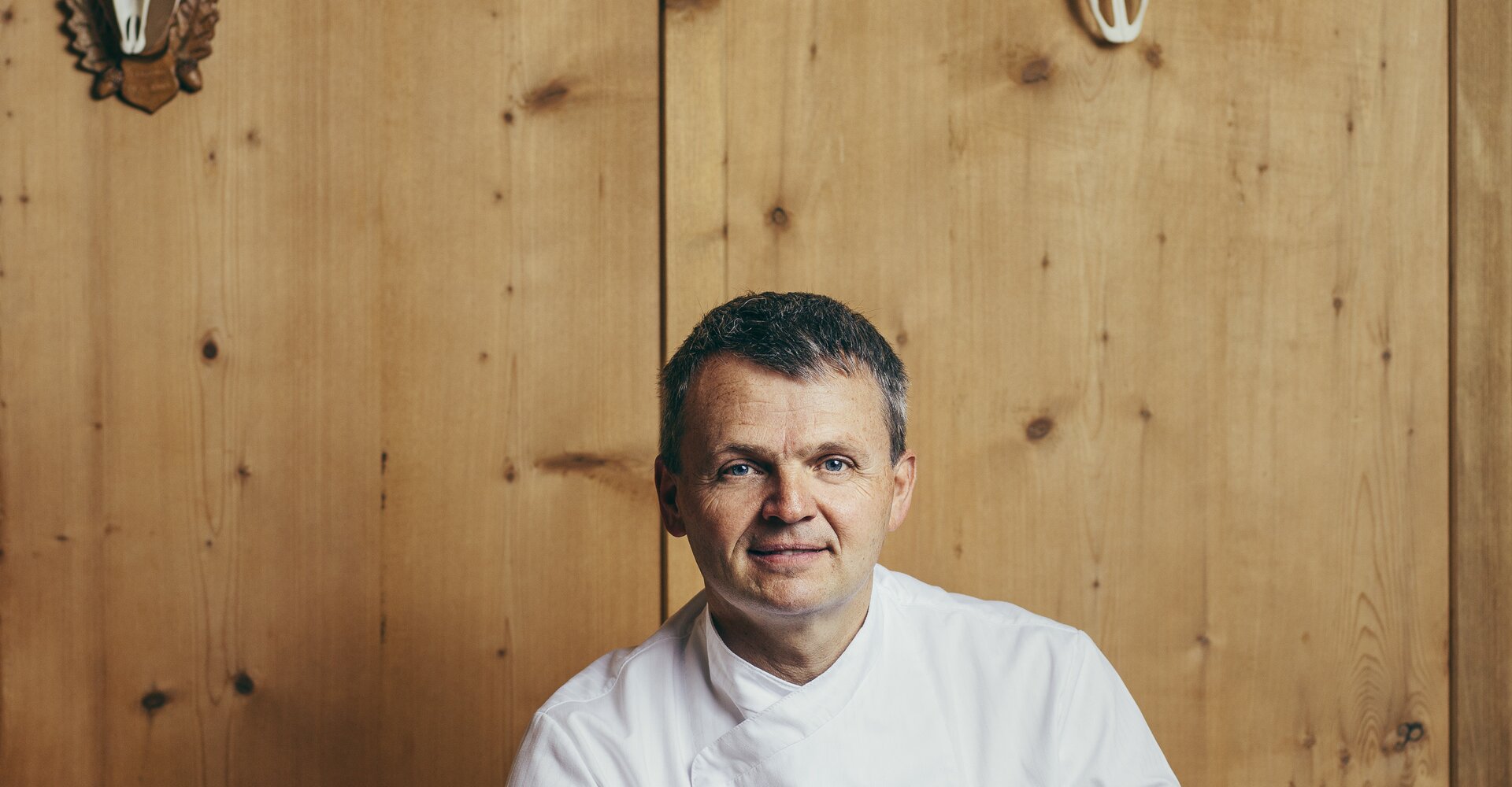 Gastgeber Stefan Egger in der Stube Hotel Theresa