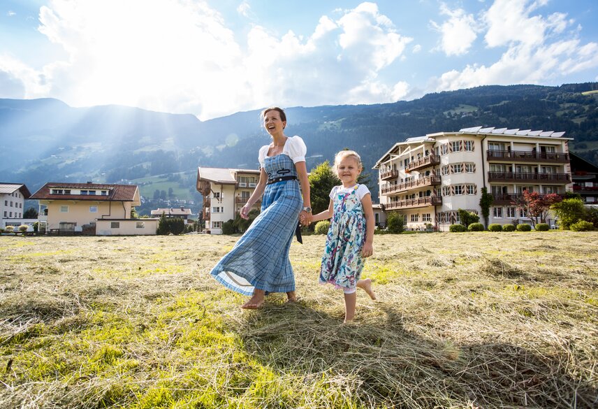Familienzeit Mutter und Kind Frühling Hotel Theresa im Zillertal