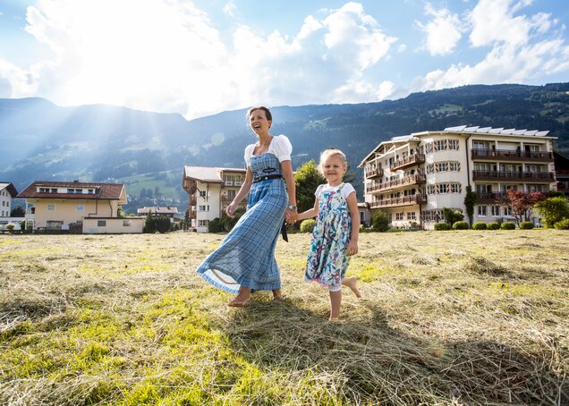Familienzeit Mutter und Kind Frühling Hotel Theresa im Zillertal