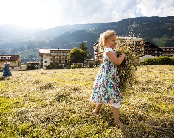 Familienurlaub Mädchen im Heu Hotel Theresa im Zillertal