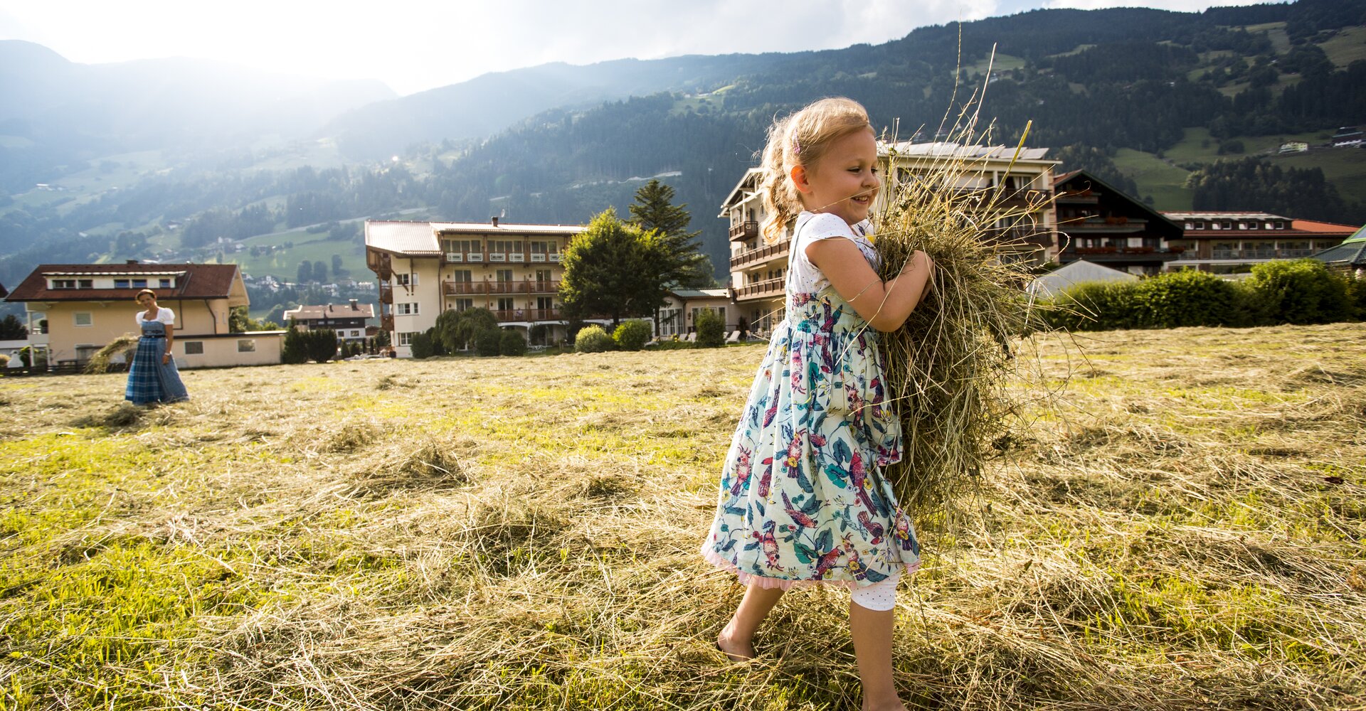 Familienurlaub Mädchen im Heu Hotel Theresa im Zillertal