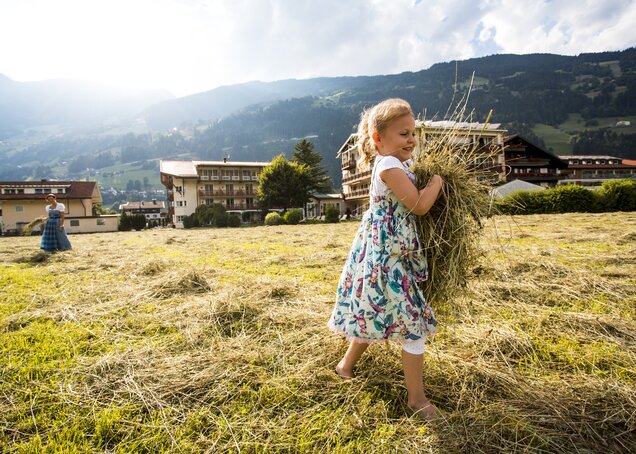 Familienurlaub Mädchen im Heu Hotel Theresa im Zillertal