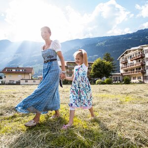 Familienzeit Mutter und Kind im Feld Hotel Theresa im Zillertal