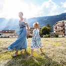 Familienzeit Mutter und Kind im Feld Hotel Theresa im Zillertal