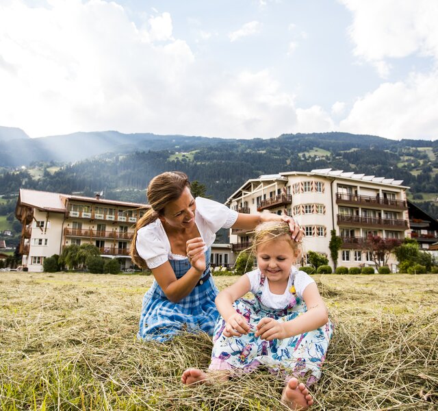 Mutter und Kind teilen einen Moment der Freude im Hotel Theresa