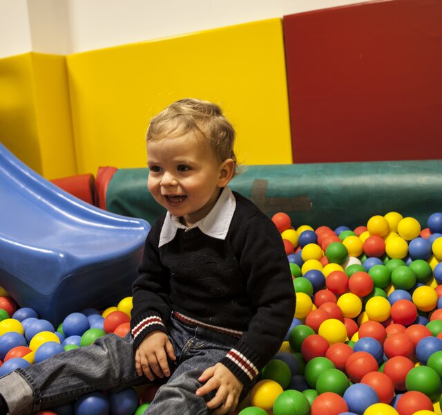 Ein Kidsclub mit Bällebad im Hotel Theresa im Zillertal ist zu sehen