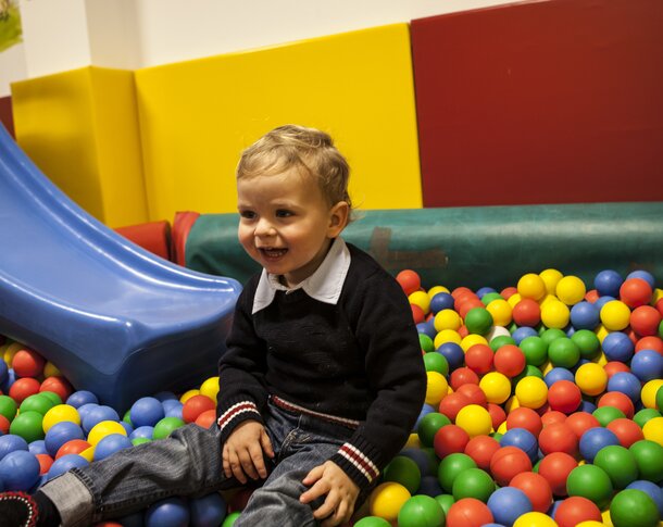 Ein Kidsclub mit Bällebad im Hotel Theresa im Zillertal ist zu sehen