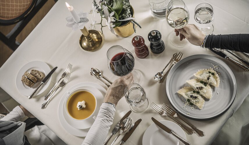 Esstisch mit authentischer Gastlichkeit im Hotel Theresa im Zillertal