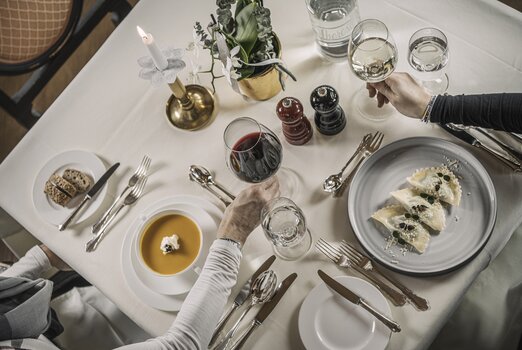 Esstisch mit authentischer Gastlichkeit im Hotel Theresa im Zillertal
