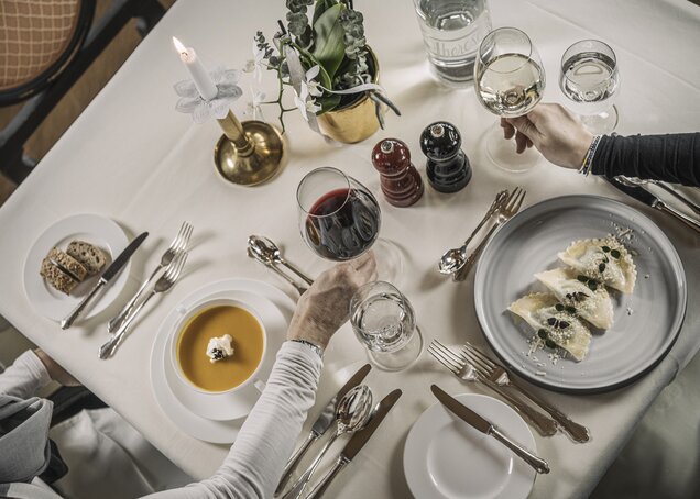 Esstisch mit authentischer Gastlichkeit im Hotel Theresa im Zillertal