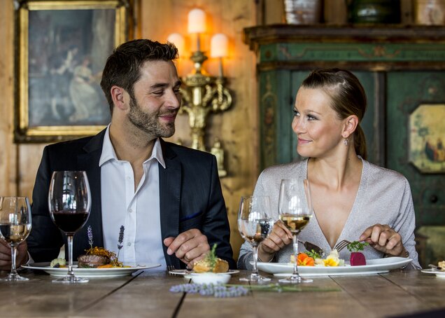 Auszeit zu Zweit romantisches Dinner Lächeln Hotel Theresa im Zillertal