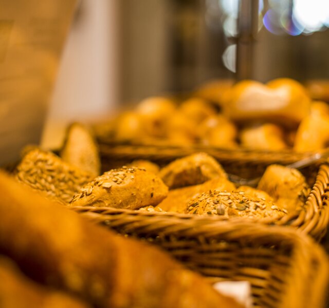 Kulinarik Brotkorb Frühstück Hotel Theresa im Zillertal