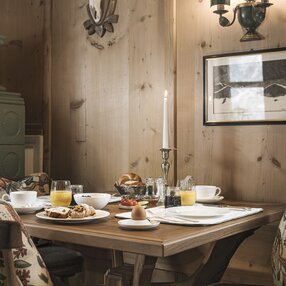 A breakfast room can be seen at the Hotel Theresa Zillertal