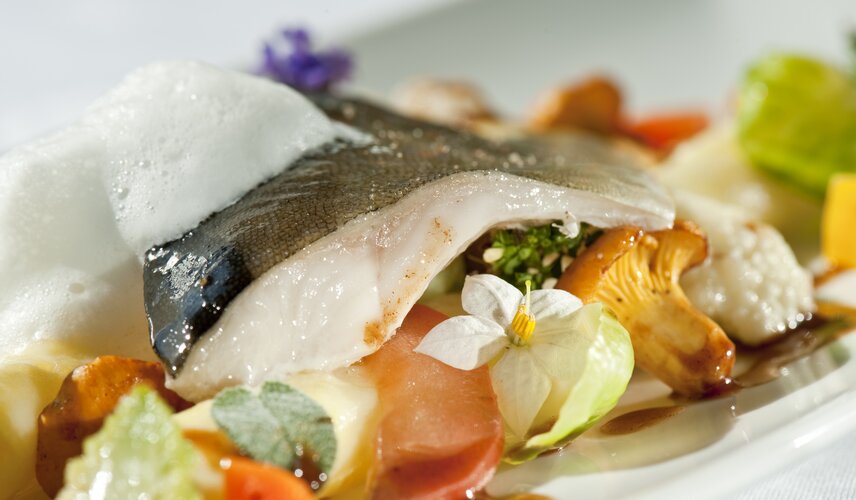 Fisch auf Gemüse wird im Hotel Theresa im Zillertal serviert